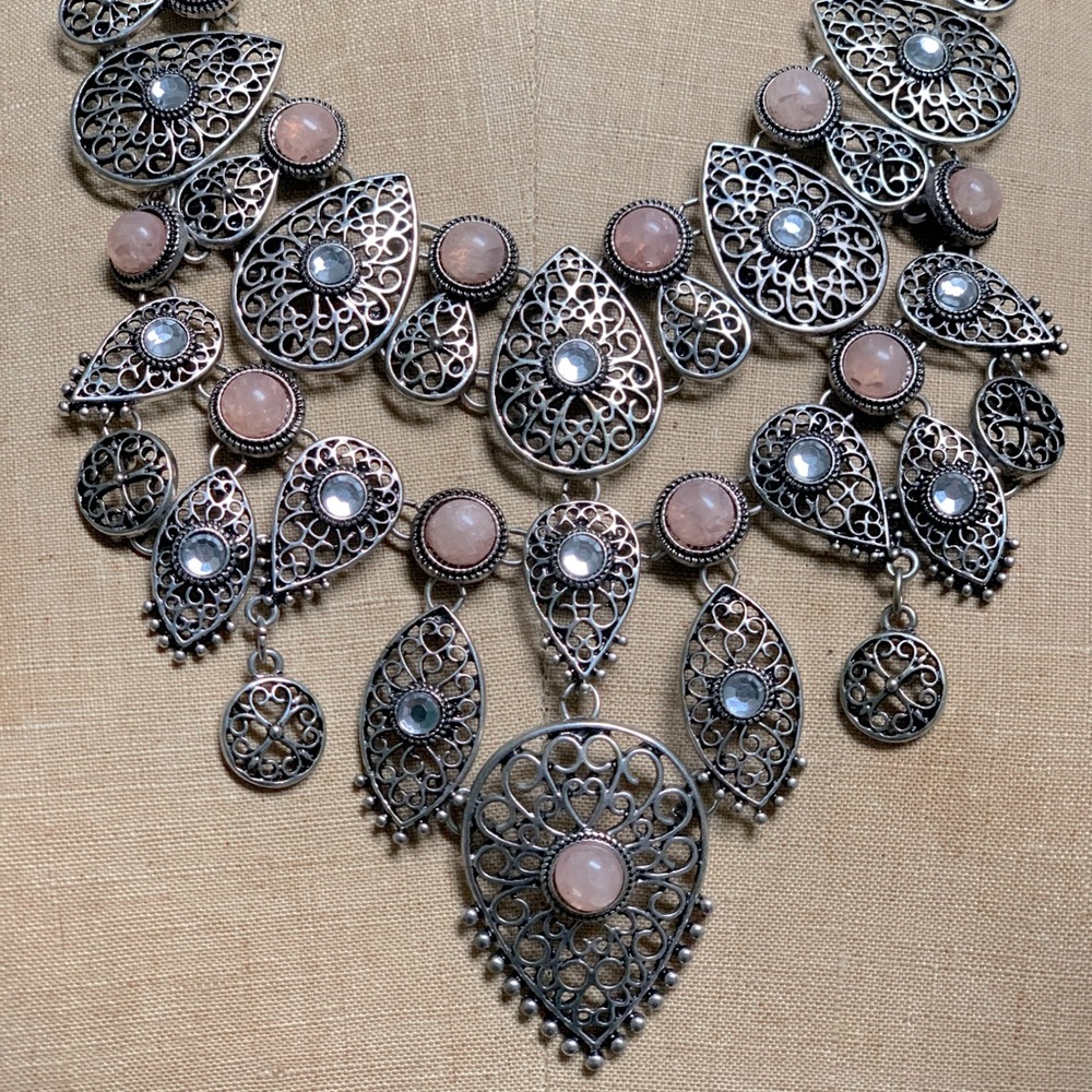 SILVER TONE METAL STATEMENT NECKLACE WITH JEWELS CONTEMPORARY COSTUME JEWELRY - Picture 2 of 5